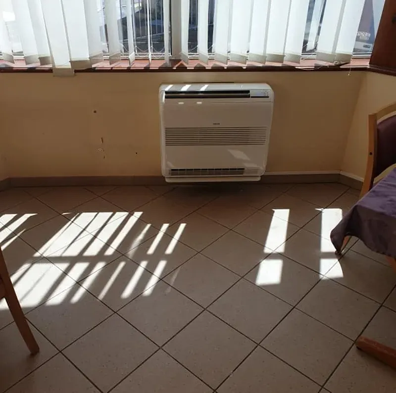 Climatisation console : installée en bas de mur comme un radiateur